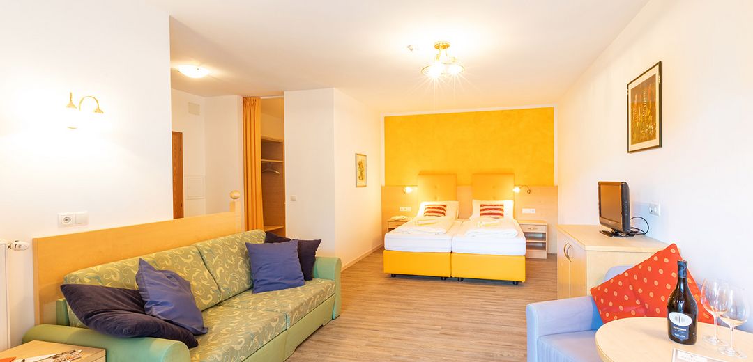 Doppelzimmer Sitzecke Couch TV Bett Hotel Winzerhof Tramin