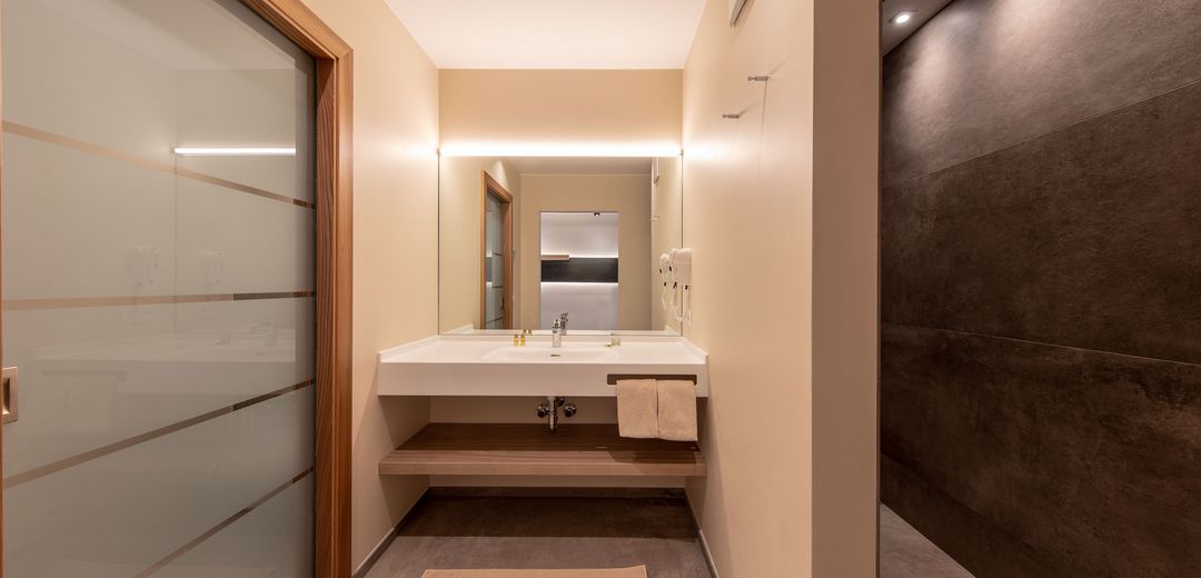 Bathroom junior suite Hotel Winzerhof Tramin