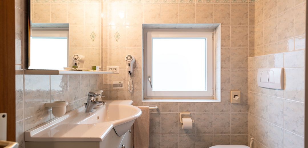 Bagno lavandino WC doccia hotel a conduzione familiare