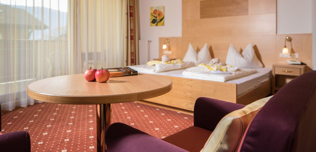 Suite Leuchtenburg sitting area South Tyrolean apples