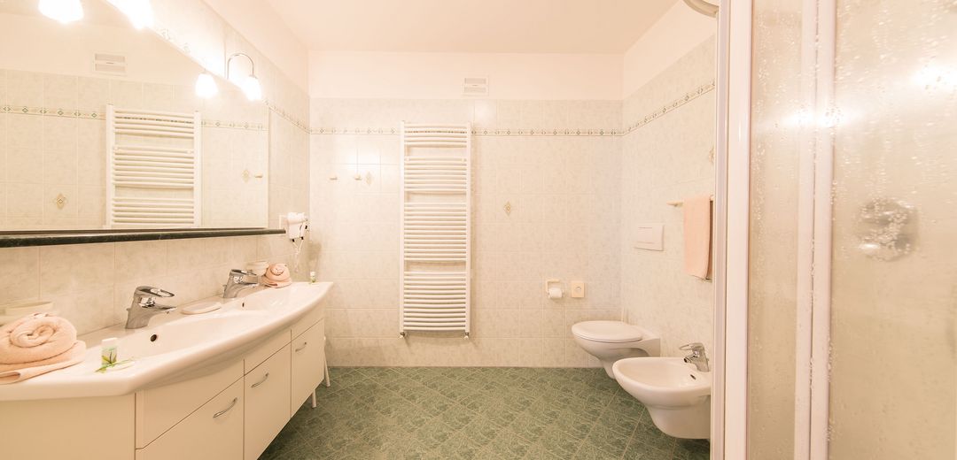 Badezimmer zwei Waschbecken Bidet Dusche WC Hotel Winzerhof Tramin