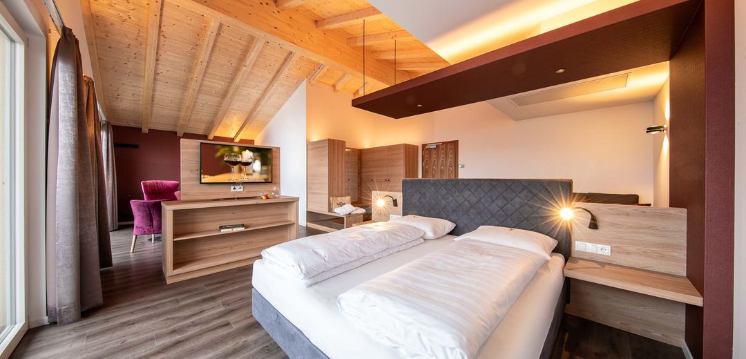 Junior suite double bed TV Hotel Winzerhof Tramin