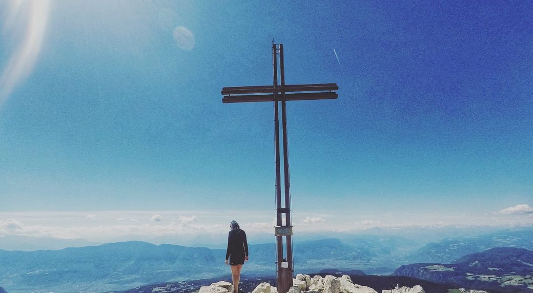 Gipfelkreuz mit Aussicht auf Südtirols prachtvoller Bergwelt Gipfelkreuz Aussicht Südtirols Bergwelt