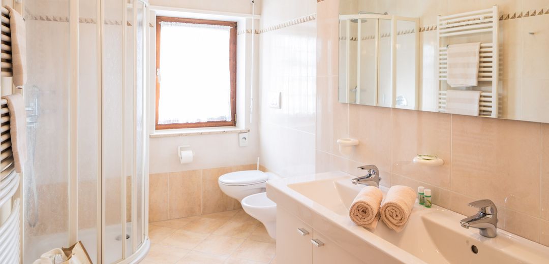 Badezimmer Doppelzimmer de luxe Dusche zwei Waschbecken Bidet WC Südtiroler Hotel