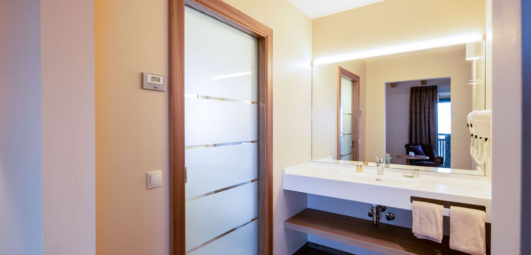 Juniorsuite Badezimmer Waschbecken Dusche WC Traminer Hotel