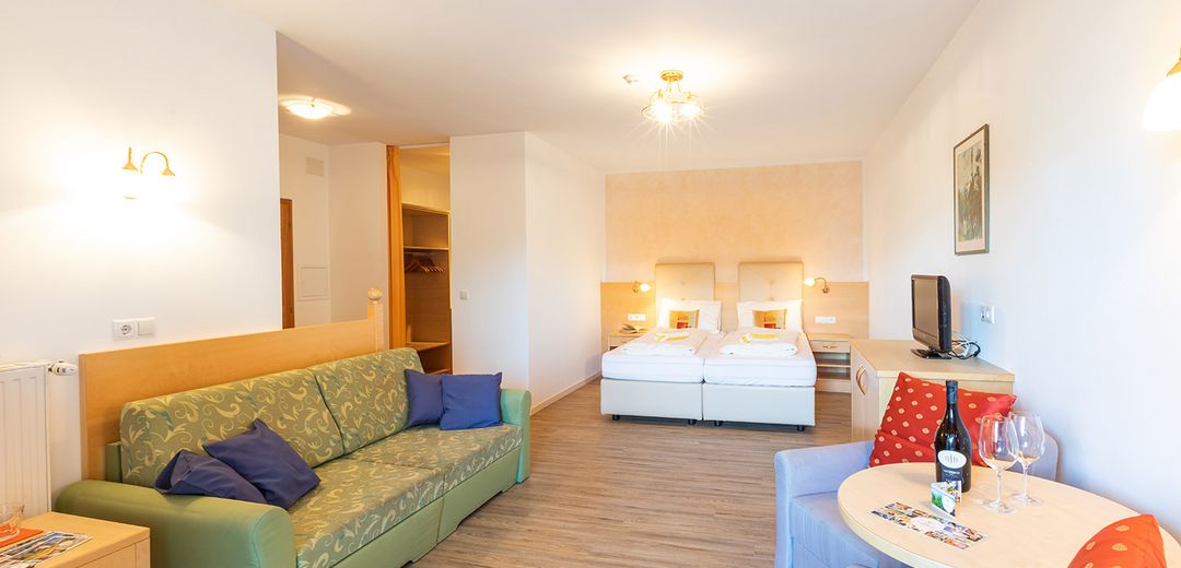 Camera doppia de luxe letto matrimoniale TV divano zona soggiorno vino hotel Winzerhof