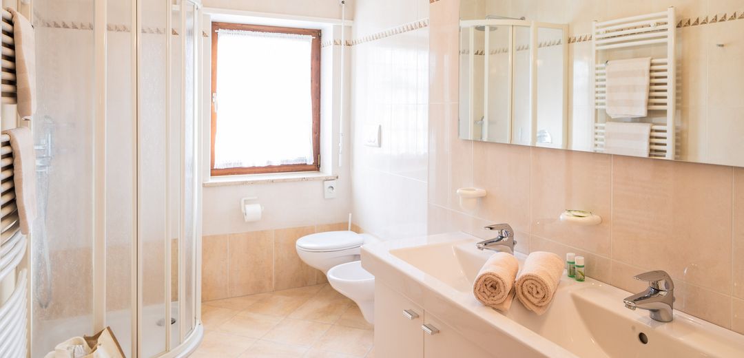Badezimmer Doppelzimmer de luxe zwei Waschbecken Bidet WC Südtirol Hotel