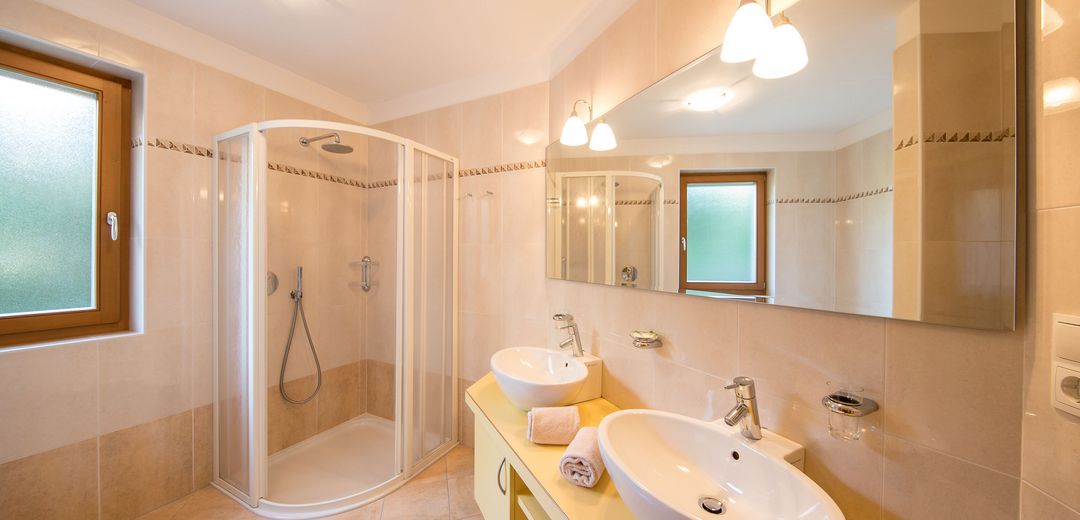 Bagno Suite Giardino doccia due lavandini Hotel Winzerhof