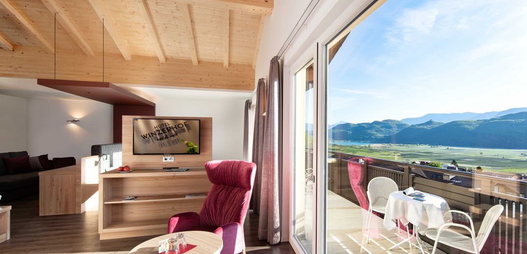 Junior Suite area soggiorno TV balcone lago di Caldaro Val d' Adige