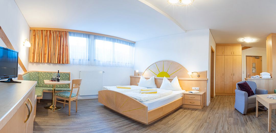 Doppelzimmer de luxe Doppelbett Eckbank Sitzecke TV Hotel Südtiroler Weinstraße