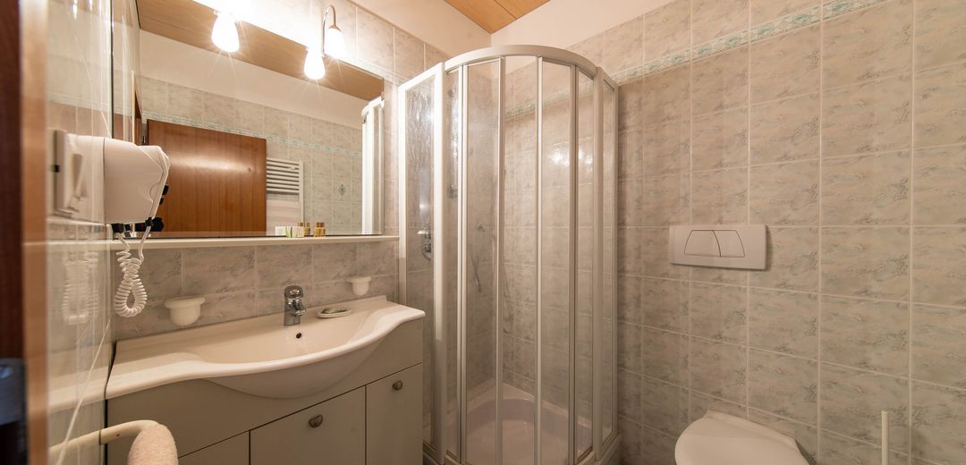 Badezimmer Dusche WC Waschbecken Hotel Winzerhof